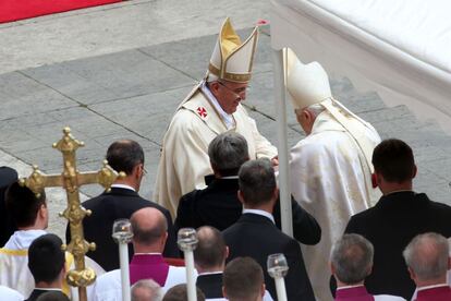 El Papa Francisco saluda a el Papa emérito Benedicto XVI al final de la Misa de Canonización en la que Juan Pablo II y de Juan XXIII han sido declarados santos el 27 de abril de 2014 en la Ciudad del Vaticano.