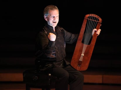 Benjamin Bagby durante una interpretación de 'Beowulf'.