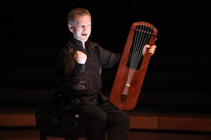 Benjamin Bagby durante una interpretación de 'Beowulf'.