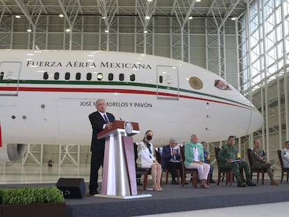 López Obrador, frente al avión presidencial José María Morelos y Pavón, durante una conferencia de prensa.