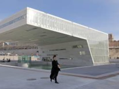 La ciudad francesa de Marsella inauguró hoy los actos con los que se alza como capital cultural europea del año, con un programa en el que repasa desde las figuras de Ulises y Julio César hasta el arte contemporáneo, con el Mediterráneo como protagonista.