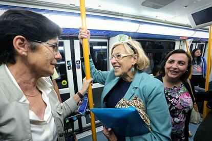 Manuela Carmena, ahir al metro, de camí a l'Ajuntament.