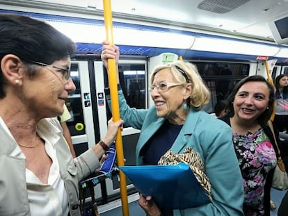 Manuela Carmena, ahir al metro, de camí a l'Ajuntament.