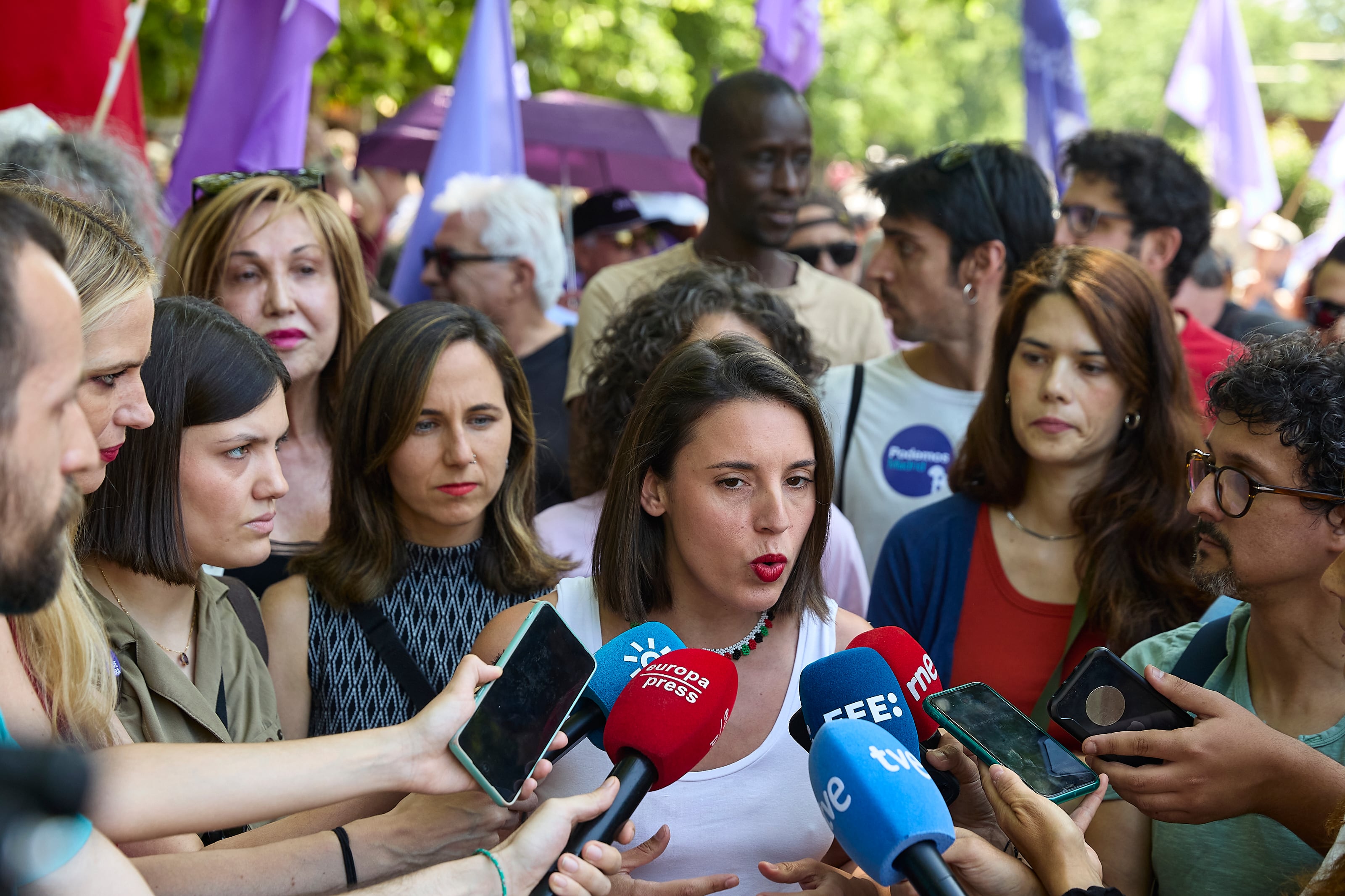 Unas 2.000 personas protestan en Madrid por el aumento en el gasto en defensa Publicado por Últimas noticias: la última hora de hoy en EL PAÍS