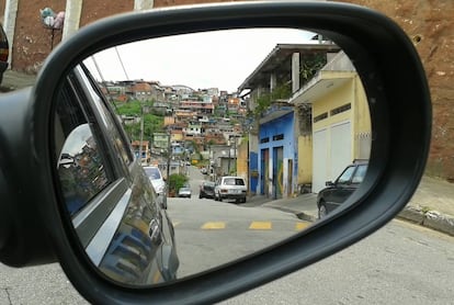 El espejo de un automóvil en una favela de Brasil. 