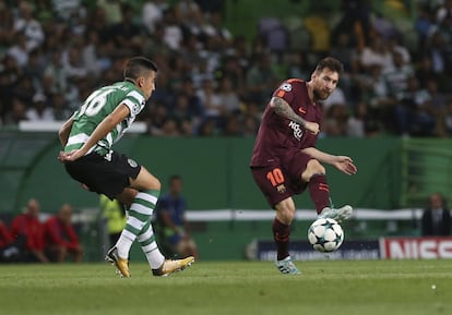 El jugador del Barcelona Leo Messi tira a portería durante el encuentro.