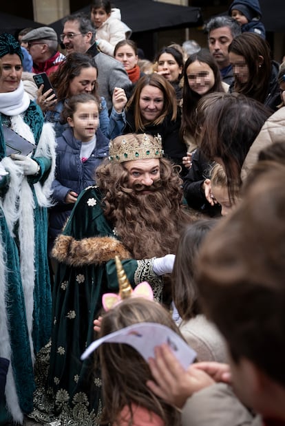 El rey Gaspar saluda a los niños de San Sebastián (Gipuzkoa).