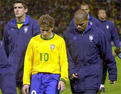 Juninho se retira apesadumbrado tras la derrota de su selección ante Honduras.