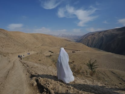 Una mujer regresa a su aldea en la provincia de Badakhshan tras visitar una clínica que ofrecía vacunas y atención sanitaria materna, en noviembre de 2009. En ese momento, la región tenía una de las tasas de mortalidad materna más altas del país, en parte debido a la falta de carreteras.