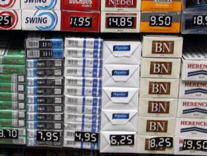 En la imagen, diversas marcas de tabaco con sus precios en un estanco de Las Palmas de Gran Canaria. 