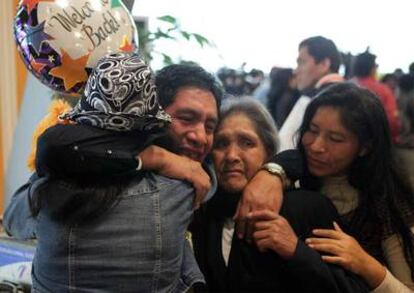 Un pasajero peruano saluda a sus familiares a su llegada hoy a Lima.