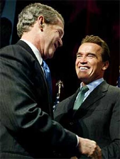 Bush saluda a Schwarzenegger, en una reunión de gobernadores.