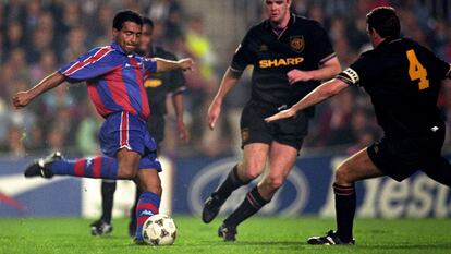 Romario con la camisa del Barcelona, marca el segundo gol de su equipo ante Steve Bruce y Gary Pallister, del Manchester United, el 2 de noviembre de 1994