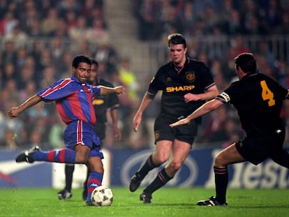 Romario con la camisa del Barcelona, marca el segundo gol de su equipo ante Steve Bruce y Gary Pallister, del Manchester United, el 2 de noviembre de 1994