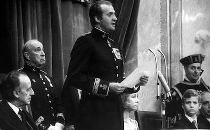 El rey Juan Carlos lee su discurso durante el acto de sanci&oacute;n de la Constituci&oacute;n.