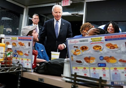 El presidente de los Estados Unidos y candidato demócrata a la reelección, Joe Biden, visita un restaurante tras el debate electoral, este jueves en Georgia.