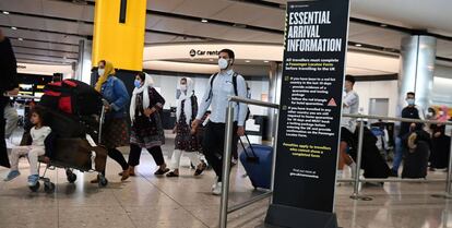 Varios viajeros transitan por el aeropuerto londinense de Heathrow el pasado día 3.