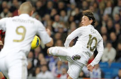 Özil da un taconazo durante un partido de esta temporada.
