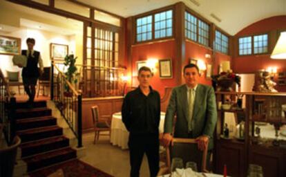 El fundador de Rías Gallegas, Alfredo Alonso (derecha), con Emilio Alonso, jefe de calidad del restaurante.