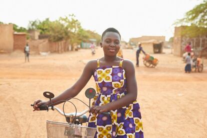 Latifatou Compaoré, de 14 años, de Burkina Faso, fue inspirada por su madre para hacer un llamamiento en favor del abandono de la mutilación genital femenina y grabó una popular canción llamada 'Excision' acerca de poner fin a esa práctica. Latifatou se ha convertido en una defensora de los derechos de las mujeres: "No puedo entender que las niñas puedan sufrir de tal manera, que puedan ser mutiladas en condiciones de poca o ninguna higiene".