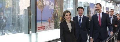 La Reina Letizia (izquierda), el ministro de Industria, Energ&iacute;a y Turismo, Jos&eacute; Manuel Soria (derecha) y el Rey Felipe (derecha).