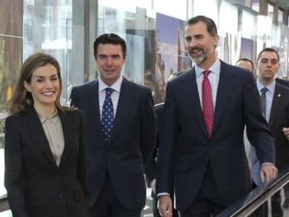 La Reina Letizia (izquierda), el ministro de Industria, Energ&iacute;a y Turismo, Jos&eacute; Manuel Soria (derecha) y el Rey Felipe (derecha).