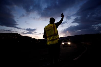 Un agente de la Guardia Civil da el alto a un vehículo en el 'concello' coruñés de Cabanas durante el estado de alarma.