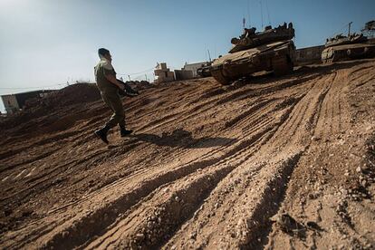 Carros de combate israelíes desplegados en la frontera