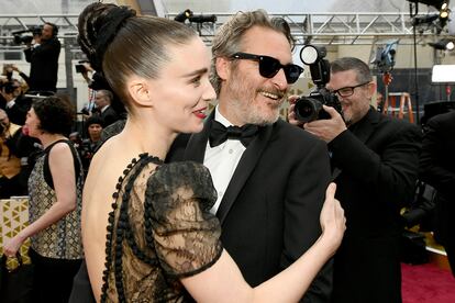 Rooney Mara y Joaquin Phoenix

Una historia de amor improbable teniendo en cuenta los orígenes sociales y familiares de cada uno de ellos pero que desde 2016 se ha establecido como una de las más consolidadas de Hollywood. Su alergia al exhibicionismo sentimental –nunca hablan sobre ellos– solo gozó de una insólita excepción en el pasado festival de Toronto, cuando Phoenix dedicó su galardón al “sucio dragón” de Rooney Mara. Para gustos... los apodos.