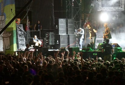 Actuaci&oacute;n de Charlatans en el FIB del 2004