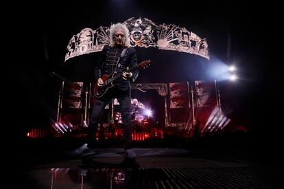 Brian May toca la guitarra durante el concierto. 