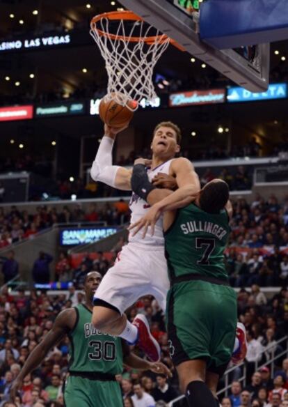 Sullinger trata de frenar la entrada de Blake Griffin.
