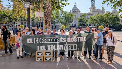 Representantes vecinales entregan este martes 43.000 firmas vecinales a favor del corredor verde en el bulevar sur de Valencia.