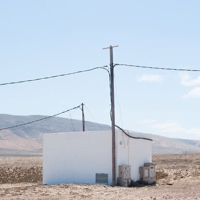 Lanzarote. Caseta y postes de electricidad en Famara