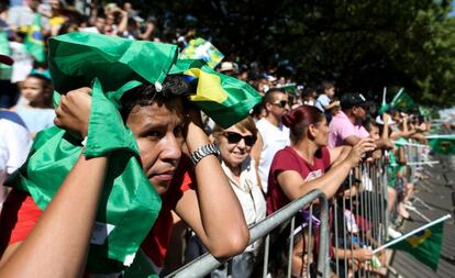 Público segue o desfile do 7 de Setembro na Esplanada dos Ministérios, em Brasília.