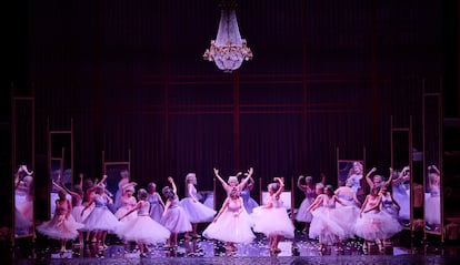 Conjunto de figurantes durante el ballet del segundo acto de La favorite, el pasado 15 de febrero en el Palacio Euskalduna de Bilbao.