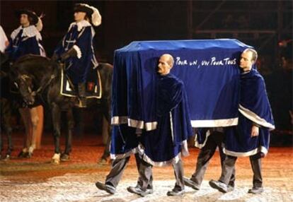 El féretro de Alejandro Dumas, con el lema "todos para uno, uno para todos" bordado en plata sobre una tela de terciopelo azul, fue trasladado ayer, escoltado por unos <i>mosqueteros</i>, desde el castillo de Monte Cristo, en Marly le Roi, al Panteón de París, donde permanecerá junto a Émile Zola y Víctor Hugo.