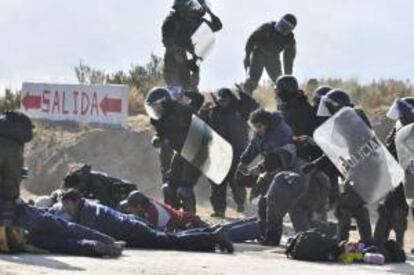 Autoridades detienen a un grupo de mineros que bloqueaban una carretera y volaron un puente con dinamita este miércoles 8 de mayo de 2013, en el punto denominado Caihuasi, en el altiplano boliviano, en la zona andina de Oruro.