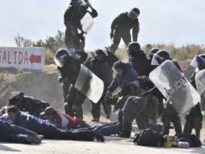 Autoridades detienen a un grupo de mineros que bloqueaban una carretera y volaron un puente con dinamita este miércoles 8 de mayo de 2013, en el punto denominado Caihuasi, en el altiplano boliviano, en la zona andina de Oruro.