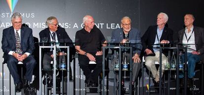 De izquierda a derecha: Harrison Schmitt ('Apollo 17'), Charlie Duke ('Apollo 16'), Al Worden ('Apollo 15'), Buzz Aldrin ('Apollo 11'), Rusty Schweickart ('Apollo 9'), Walt Cunnigham ('Apollo 7').