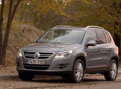 El diseño del frontal con la parrilla adelantada define el estilo del Tiguan, que muestra una imagen sólida, elegante y aplomada. Se puede elegir entre dos parachoques, uno más alto y pensado para el campo.