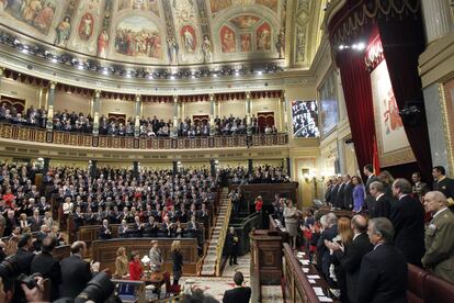 Senadores y diputados aplauden el discurso del Rey en la inauguración de las X Legislatura.