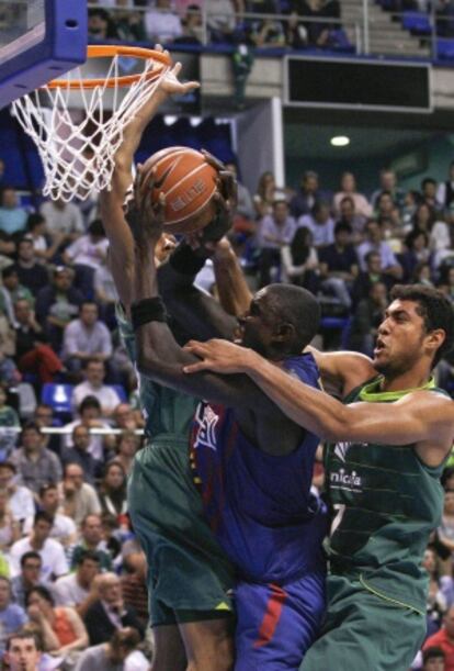 Ndong entra a canasta ante el Unicaja.