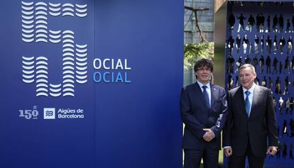 El president de la Generalitat, Carles Puigdemont, amb el president d'Agbar, Ángel Simón.