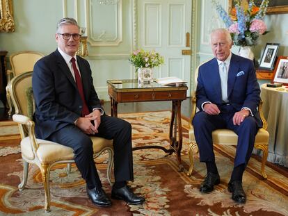 Keir Starmer, con el rey Carlos III, tras su victoria en las elecciones celebradas en Reino Unido.