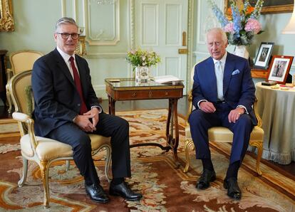 Keir Starmer, con el rey Carlos III, tras su victoria en las elecciones celebradas en Reino Unido.