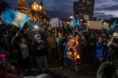 Protestas multitudinarias contra los presupuestos en Ciudad de Guatemala.