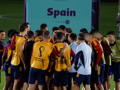 Los jugadores de la selección española participan en un entrenamiento, este martes en Doha.