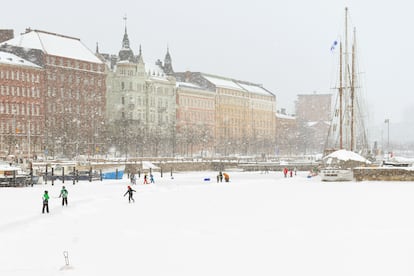 Niños disfrutando de la nieve en el puerto ubicado al norte de Helsinki.