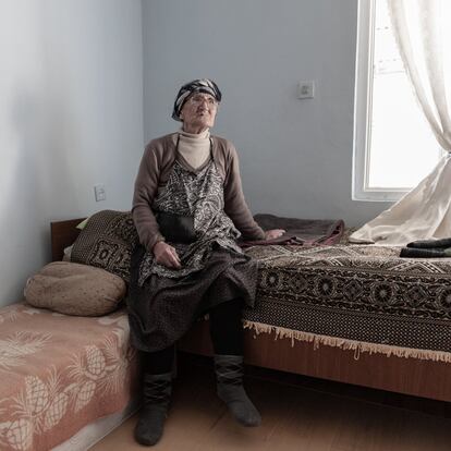 Jujuna Beruashvili, de 76 años, vive en el pueblo de Svanetia, uno de los campamentos de refugiados construido por el Gobierno georgiano después de la guerra. "Somos de Tsjinvali, en Eredvi. Aquí no tenemos a nadie. Mi pensión no alcanza para comprar medicamentos. No tenemos dinero ni comida", lamenta. El líder de Osetia del Sur, Leonid Tibilov, ha afirmado que tiene previsto celebrar un referéndum como el de Crimea en 2014 sobre una posible anexión a Rusia. Pero incluso sin un plebiscito, este país teóricamente independiente ya es territorio ruso a todos los efectos. Tiene sus propias fuerzas de seguridad y, aunque son pequeñas, sus autoproclamadas fronteras están vigiladas principalmente por el servicio de fronteras ruso, una división del Servicio Federal de Seguridad, la versión postsoviética del KGB. Alberga tres bases militares rusas con varios millares de soldados y, como su economía se basa solo en unas pocas explotaciones agrarias, depende casi por completo de la ayuda rusa para sobrevivir.